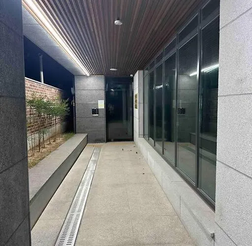 Hongdae 10mins, Hapjeong 5mins, Airportbus 5mins, Largo House Seoul- Foreigner Only Apartamento *