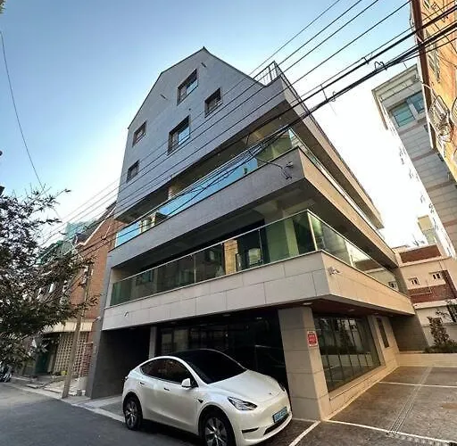 Hongdae 10mins, Hapjeong 5mins, Airportbus 5mins, Largo House Seoul- Foreigner Only Apartamento *