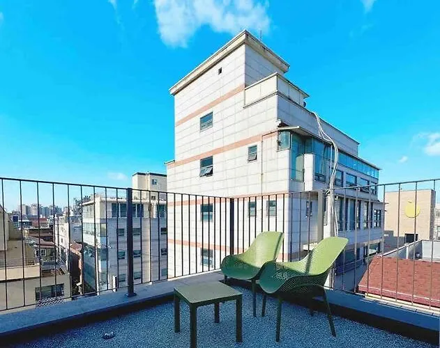 Hongdae 10mins, Hapjeong 5mins, Airportbus 5mins, Largo House Seoul- Foreigner Only