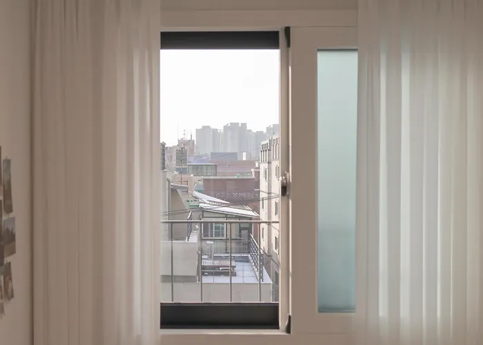 Hongdae 10mins, Hapjeong 5mins, Airportbus 5mins, Largo House Seoul- Foreigner Only