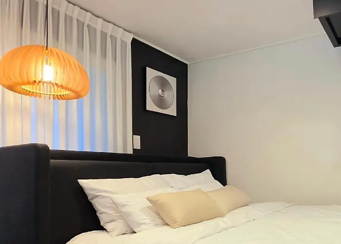 Hongdae 10mins, Hapjeong 5mins, Airportbus 5mins, Largo House Seoul- Foreigner Only