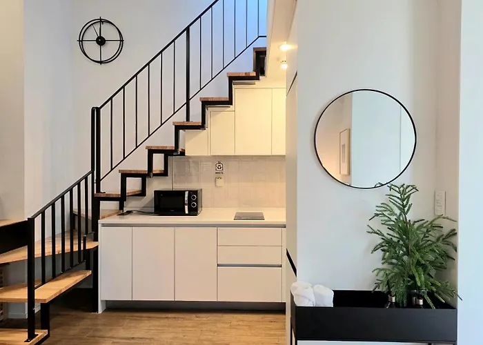 Hongdae 10mins, Hapjeong 5mins, Airportbus 5mins, Largo House Seoul- Foreigner Only