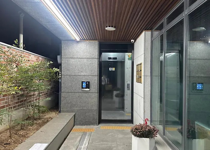 Hongdae 10mins, Hapjeong 5mins, Airportbus 5mins, Largo House Seoul- Foreigner Only Seul
